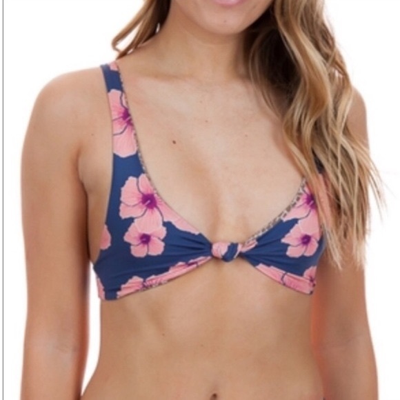 ISO‼️‼️ ACACIA BLUE HIBISCUS TOPS IN LARGE (XL?) - Picture 2 of 8